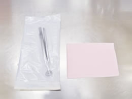滅菌状態の器具と<br>使い捨てエプロン